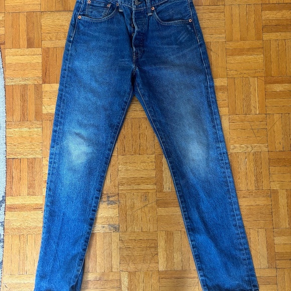 Levi's barely worn size 29 pics slightly saturated looking fro best offer - Picture 2 of 5
